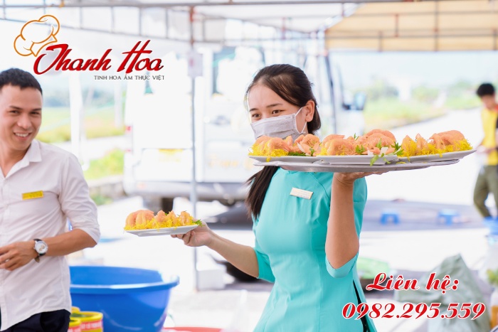 Nhân viên của Nấu cỗ Thanh Hoa phục vụ chu đáo, tận tâm