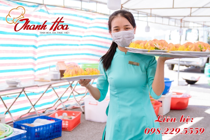 Nhân viên nấu cỗ Thanh Hoa phục vụ niềm nở, chu đáo
