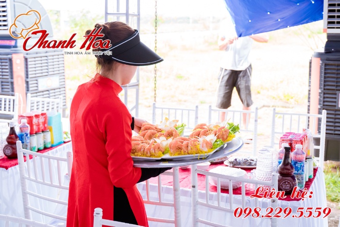 Nhân viên nấu cỗ Thanh Hoa phục vụ niềm nở, chu đáo