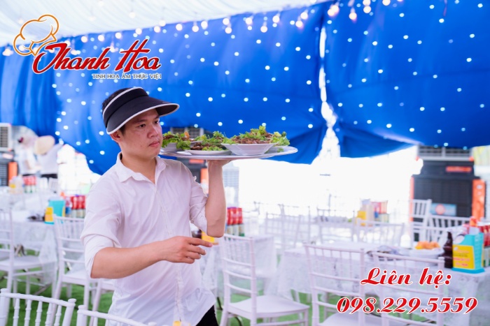 Đội ngũ nhân viên của Nấu cỗ Thanh Hoa sẽ phục vụ và dọn dẹp sau tiệc