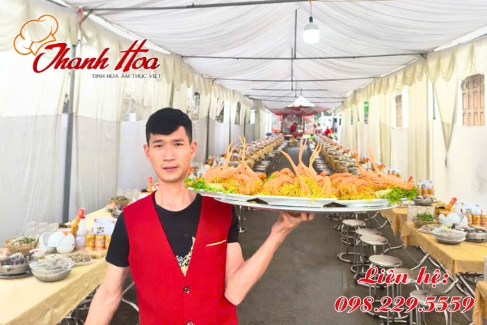 Nhân viên nấu cỗ Thanh Hoa phục vụ niềm nở, chu đáo