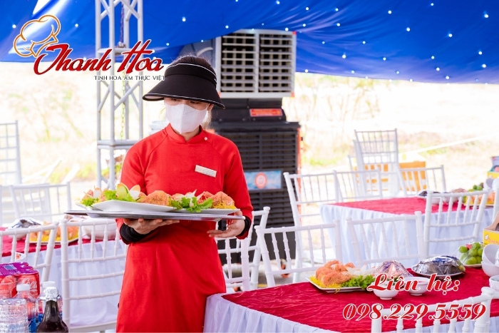 Nhân viên nấu cỗ Thanh Hoa phục vụ cỗ niềm nở, chu đáo