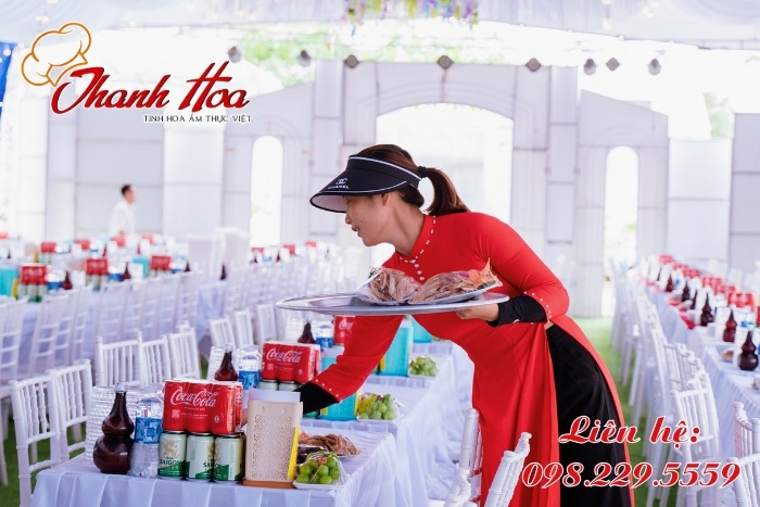 Nhân viên nấu cỗ Thanh Hoa phục vụ cỗ niềm nở, chu đáo