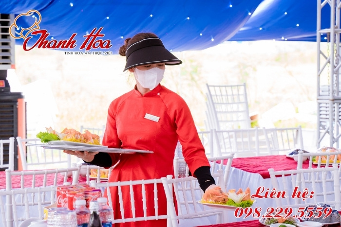 Nhân viên nấu cỗ Thanh Hoa phục vụ niềm nở, chu đáo
