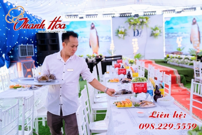 Nhân viên nấu cỗ Thanh Hoa phục vụ cỗ niềm nở, chu đáo