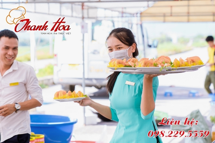 Đội ngũ nhân viên của Nấu cỗ Thanh Hoa phục vụ chu đáo, tận tâm