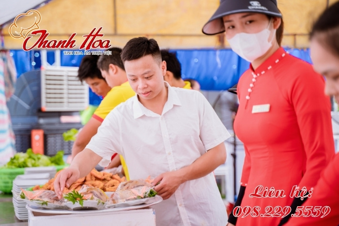 Nhân viên của Nấu cỗ Thanh Hoa phục vụ chu đáo, tận tâm