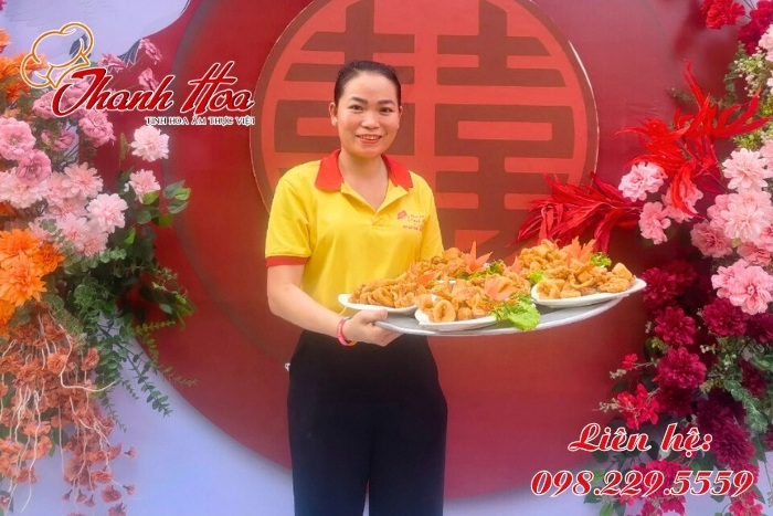 Đội ngũ nhân viên của Nấu cỗ Thanh Hoa phục vụ chu đáo, tận tâm