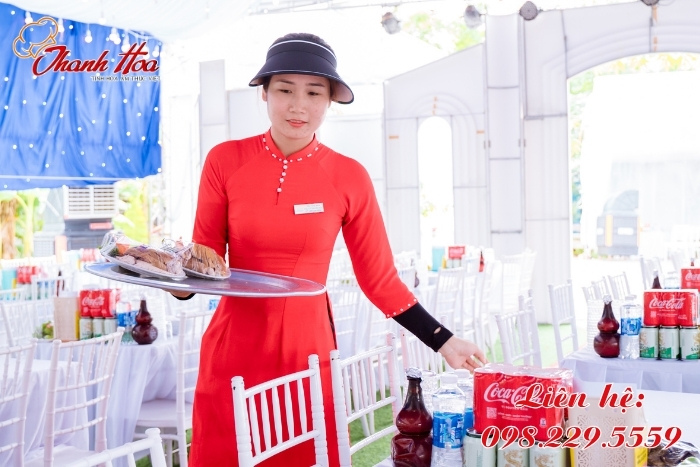 Nhân viên phục vụ của Nấu cỗ Thanh Hoa luôn nhiệt tình, niềm nở