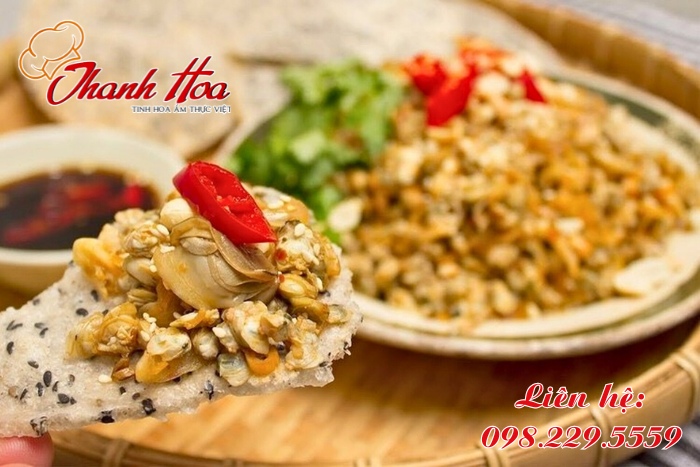 Hến xúc bánh đa