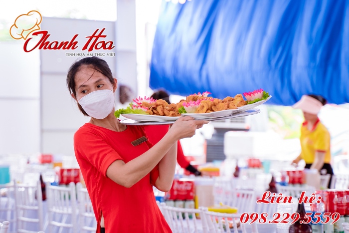 Đội ngũ nhân viên của Nấu cỗ Thanh Hoa phục vụ chu đáo, tận tâm