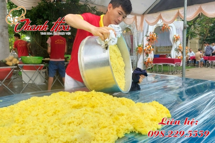 Đầu bếp Thanh Hoa chuyên nghiệp đang phục vụ cỗ tại Quan Hóa