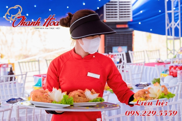 Nhân viên của Nấu cỗ Thanh Hoa phục vụ chu đáo, nhiệt tình