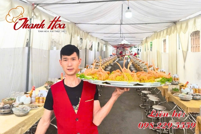 Đội ngũ nhân viên của Nấu cỗ Thanh Hoa phục vụ chu đáo, tận tâm